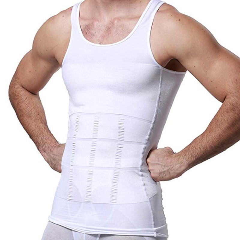 Hombre vistiendo una camiseta de tirantes blanca de compresión con las manos en la cintura.
