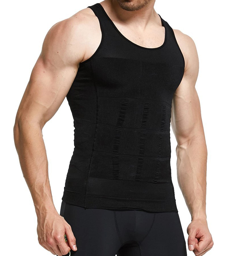 Modelo masculino mostrando una camiseta de compresión negra con textura en el abdomen.