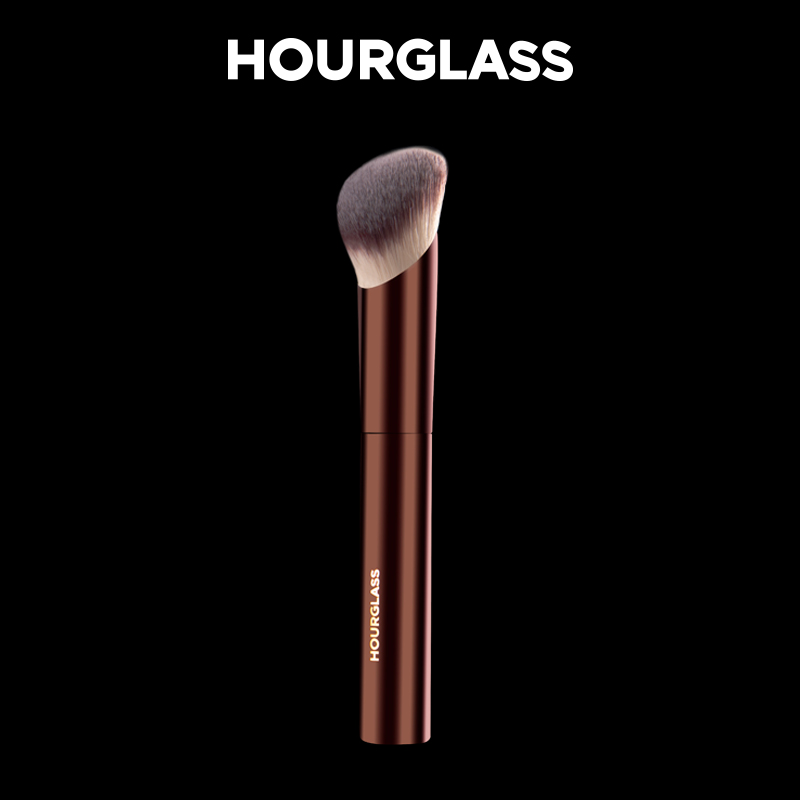 Brocha para base de maquillaje Hourglass con mango de metal