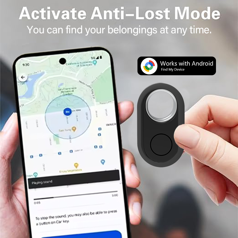 Mano sosteniendo el localizador negro al lado de un celular con mapa de ubicación.