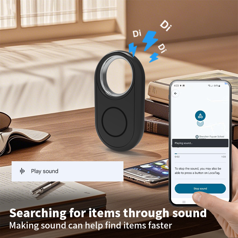 Localizador emitiendo sonido sobre una mesa de madera junto a un teléfono inteligente.
