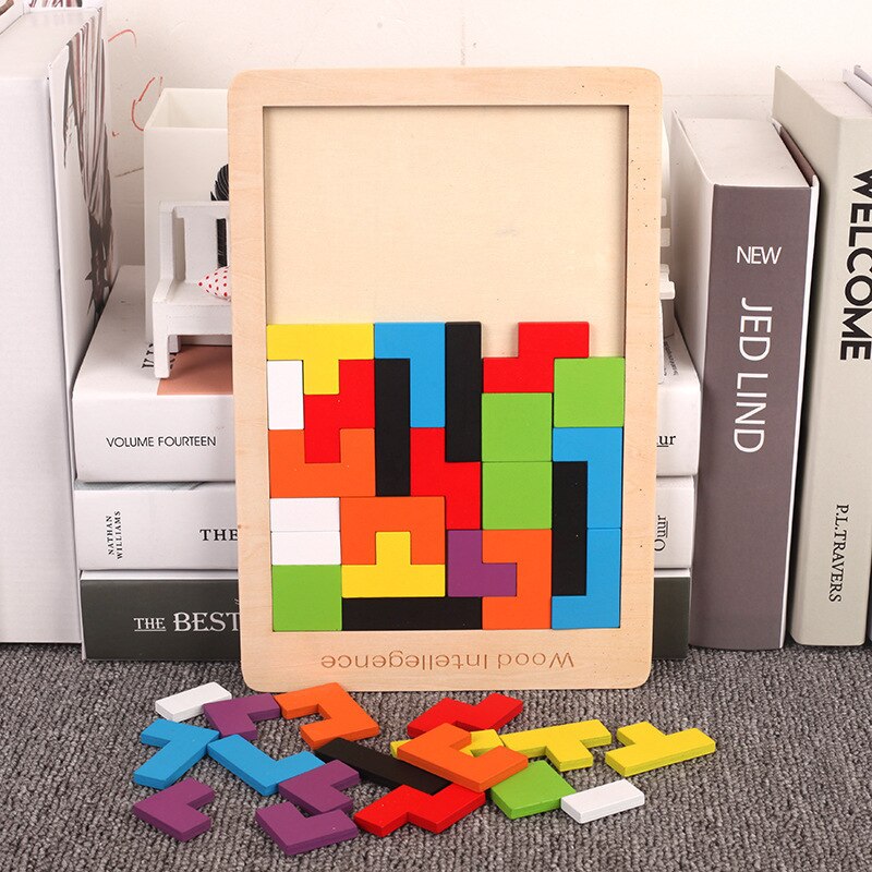 Tablero de madera vertical apoyado junto a libros con piezas colocadas a la mitad y otras en la base.
