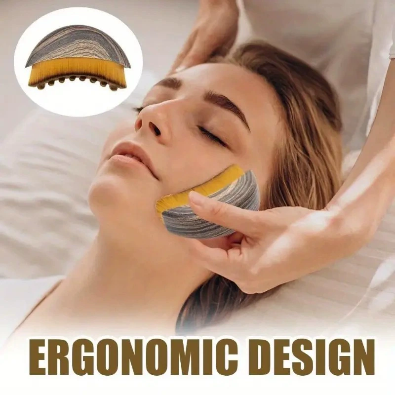 Masaje facial en la mandíbula de una mujer acostada con el cepillo ergonómico.