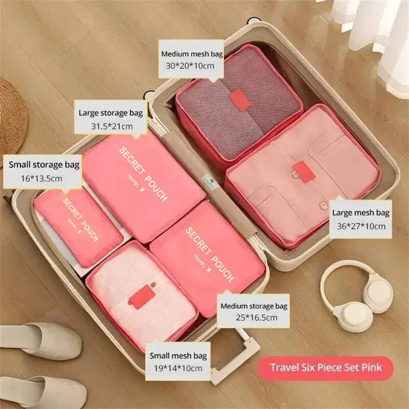 Maleta abierta con organizadores de tela rosados y muestras de colores gris, damasco y celeste.